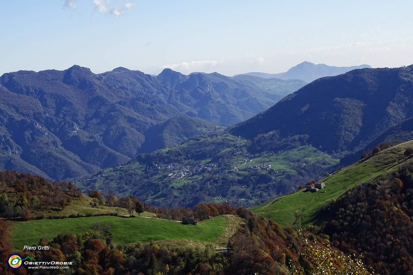 51 Vista sulla Val Taleggio e verso Sornadello-Foldone-Castel ReginaPizzo Cerro - Canto Alto.JPG